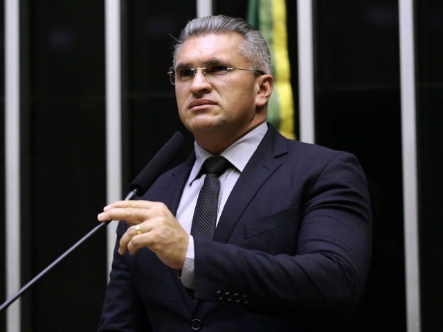 "Promove a instabilidade política e dos poderes", diz Julian Lemos sobre Bolsonaro