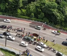 Cratera se abre em avenida de João Pessoa, e carro cai em buraco