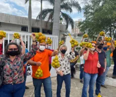 Com laranjas nas mãos, manifestantes fazem protesto na porta da Câmara de Campina Grande