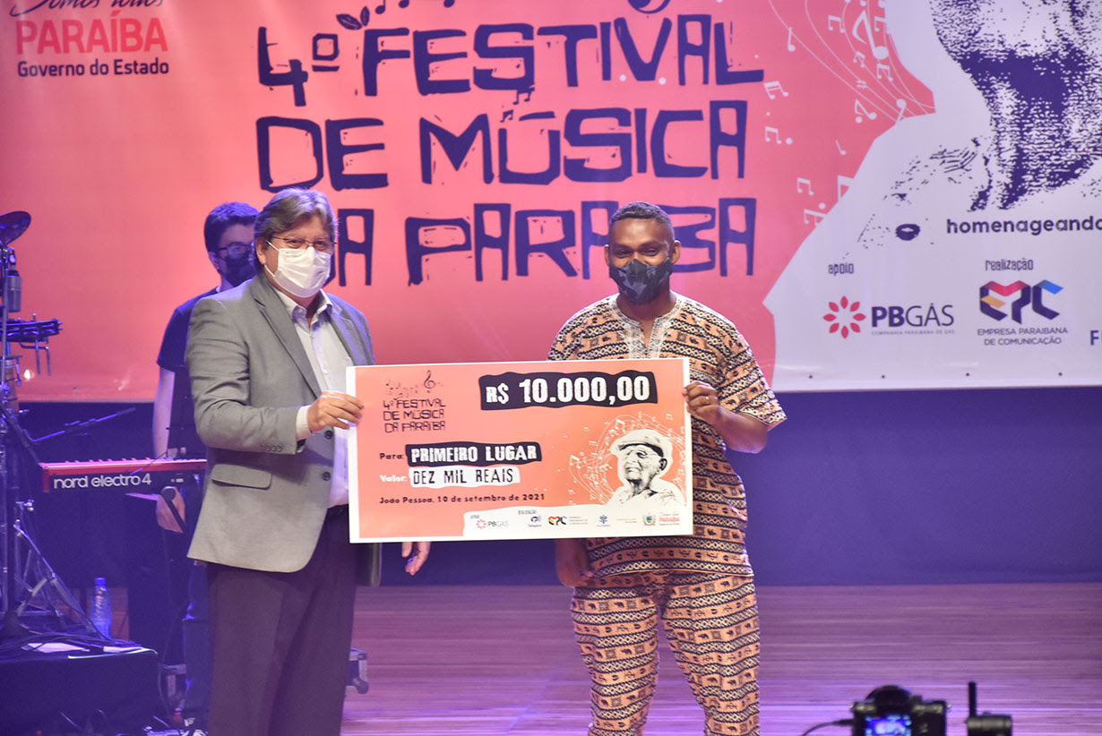 João Carlos Jr ganha 1º lugar, melhor intérprete e júri popular no IV Festival de Música da Paraíba