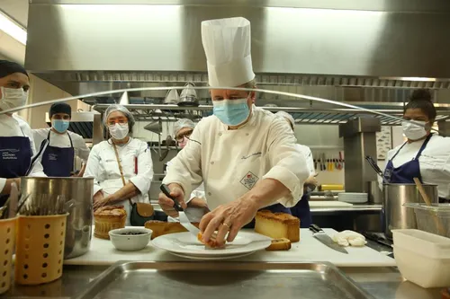 
				
					Chef francês defende carne de bode na alta gastronomia em aula gratuita sobre o tema na PB
				
				