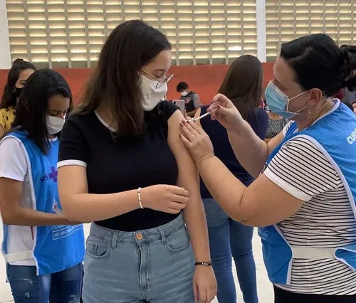 
				
					Ministério da Saúde recua e libera vacinação de adolescentes contra a Covid-19
				
				