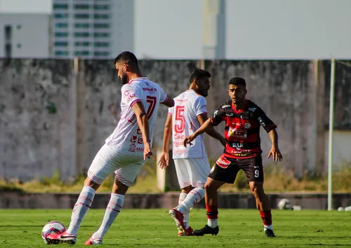 
				
					Mauro Iguatu brilha, Campinense vence Sergipe nos pênaltis e avança às oitavas da Série D
				
				