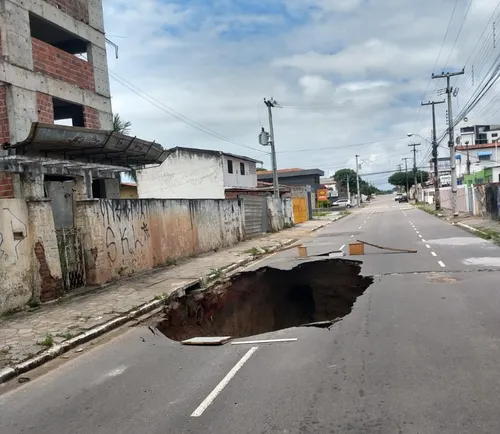 
				
					Cratera se abre em avenida após rompimento na rede de esgotos, em João Pessoa
				
				