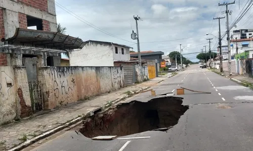 
                                        
                                            Cratera se abre em avenida após rompimento na rede de esgotos, em João Pessoa
                                        
                                        