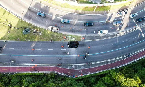 
                                        
                                            Linhas de ônibus sofrem alteração no percurso após cratera se abrir na Pedro II, em João Pessoa
                                        
                                        