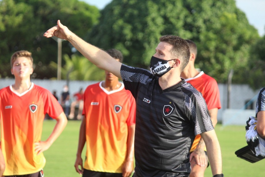 
                                        
                                            Técnico do Botafogo-PB vê confrontos difíceis na próxima fase da Série C, mas garante time forte
                                        
                                        