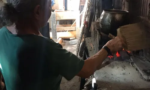 
                                        
                                            Idosa troca gás de cozinha por fogão a lenha, em CG: 'não tenho condições de comprar gás por R$ 90'
                                        
                                        