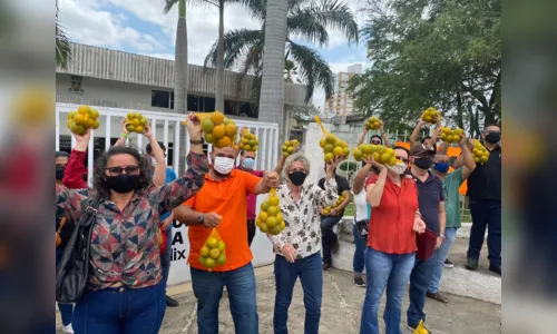 
				
					Com laranjas nas mãos, manifestantes fazem protesto na porta da Câmara de Campina Grande
				
				