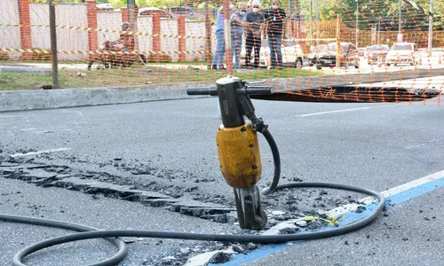 
                                        
                                            Obra para fechar cratera que se abriu em avenida de João Pessoa deve ser concluída em dez dias
                                        
                                        