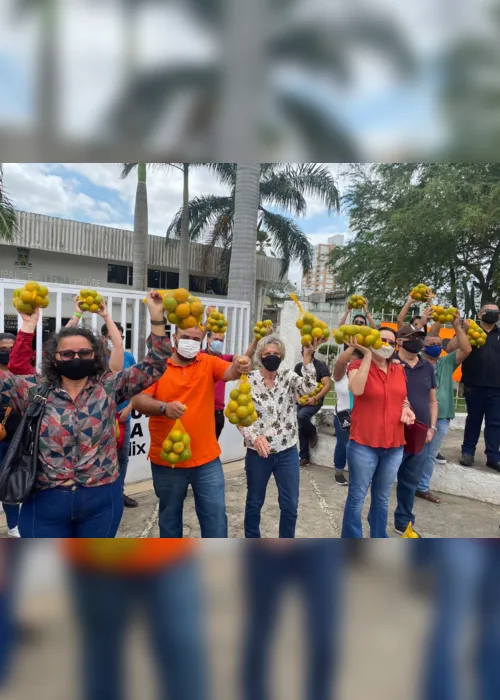 
                                        
                                            Com laranjas nas mãos, manifestantes fazem protesto na porta da Câmara de Campina Grande
                                        
                                        