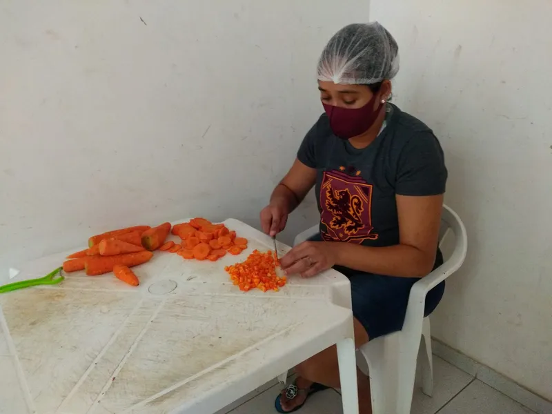 ‘Quem tem fome não espera’: cozinha solidária alimenta 800 pessoas por dia em Campina Grande