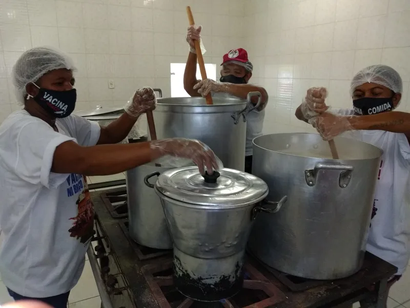 ‘Quem tem fome não espera’: cozinha solidária alimenta 800 pessoas por dia em Campina Grande