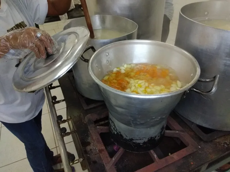 ‘Quem tem fome não espera’: cozinha solidária alimenta 800 pessoas por dia em Campina Grande