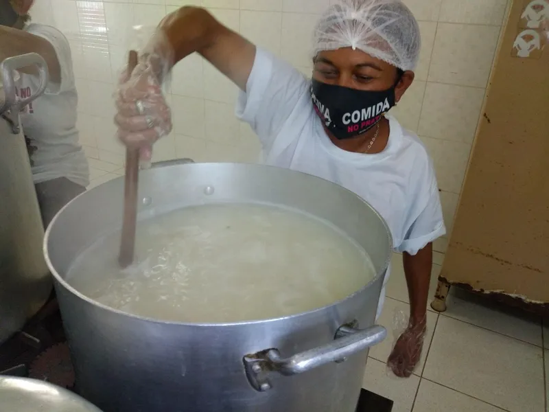 ‘Quem tem fome não espera’: cozinha solidária alimenta 800 pessoas por dia em Campina Grande