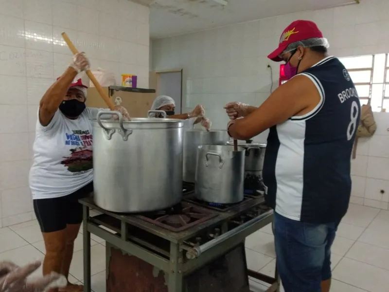 ‘Quem tem fome não espera’: cozinha solidária alimenta 800 pessoas por dia em Campina Grande