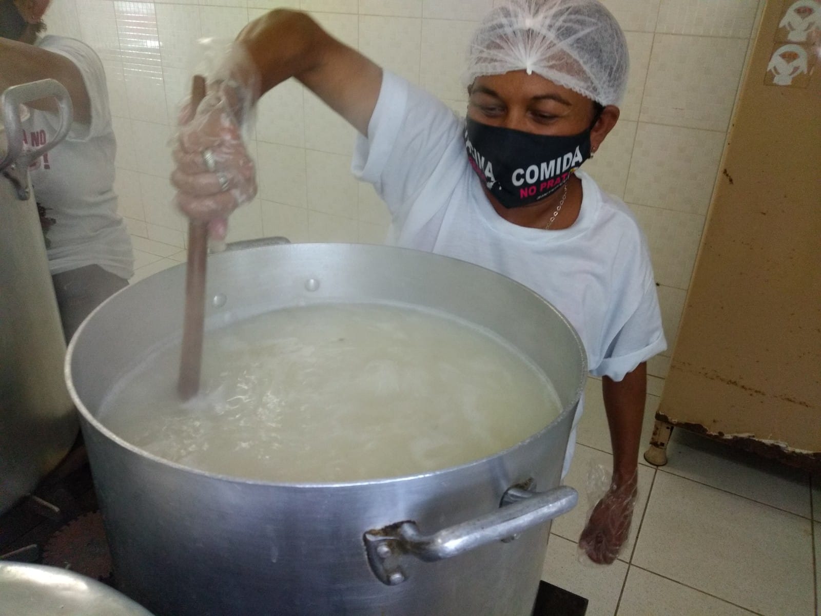 ‘Quem tem fome não espera’: cozinha solidária alimenta 800 pessoas por dia em Campina Grande