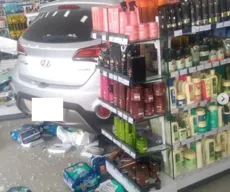 Vídeo mostra momento em que carro invade farmácia, em João Pessoa