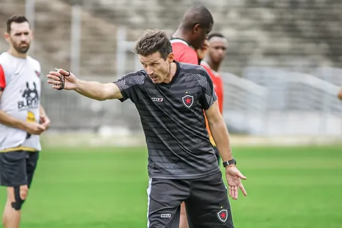 
				
					Gerson foca no Vitória e deixa conversa sobre renovação com o Botafogo-PB para depois
				
				