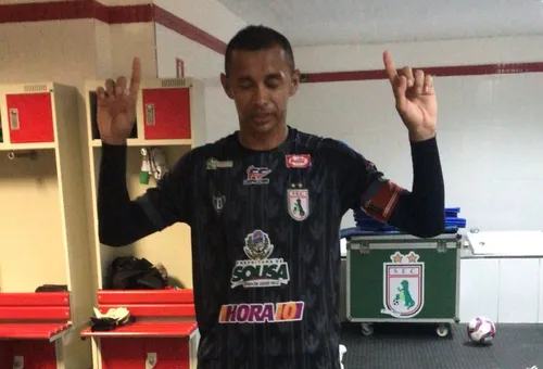 
				
					Goleiro do Sousa exalta trabalho do grupo na vitória contra o Confiança e festeja sucesso no pré-Nordestão
				
				