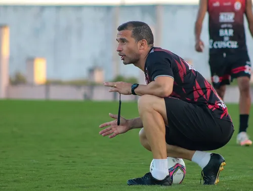 
				
					Técnico do Campinense começa a definir time titular mas terá dois desfalques no amistoso contra o Retrô
				
				