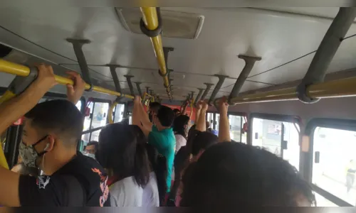 
				
					Linhas de ônibus de João Pessoa seguem reduzidas, e passageiros reclamam
				
				