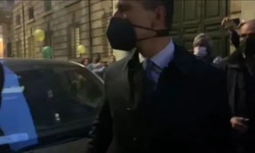 
                                        
                                            Bolsonaro hostiliza repórteres em Roma, e segurança agride jornalistas
                                        
                                        