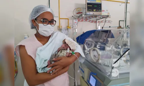 
				
					Bebês são fantasiados de Chaves, Chiquinha, Quico e Chapolin em UTI do Hospital do Edson Ramalho
				
				