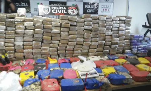 
                                        
                                            Mais de 300 kg de drogas são apreendidos e duas pessoas presas em João Pessoa
                                        
                                        