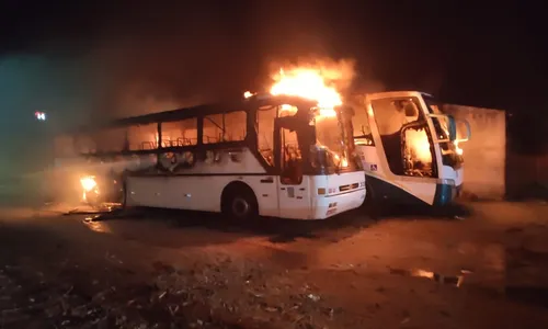 
                                        
                                            Dois ônibus pegam fogo durante a madrugada, em Patos
                                        
                                        