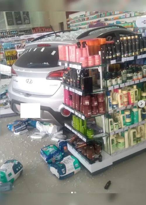 
                                        
                                            Vídeo mostra momento em que carro invade farmácia, em João Pessoa
                                        
                                        