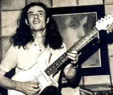 Lanny Gordin, esse gigante da guitarra brasileira, faz 70 anos