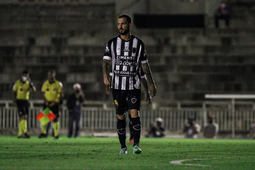 
				
					Alexandre Cavalcanti pede foco total do Botafogo-PB para encarar o Vitória, pelo Pré-Nordestão
				
				