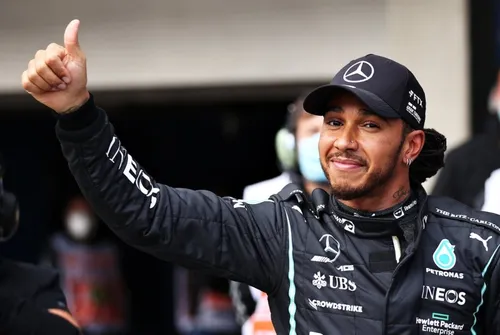 
				
					A Fórmula 1, esporte de brancos, persegue Lewis Hamilton porque ele é preto
				
				