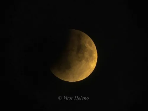 
				
					Astrônomos amadores registram eclipse lunar parcial na Paraíba; veja fotos
				
				