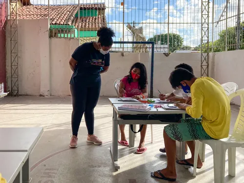 
				
					Indígenas Warao da Venezuela são alfabetizados em português, por meio da metodologia de Paulo Freire, em João Pessoa
				
				