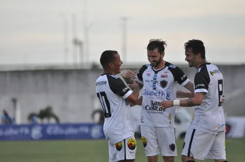 
				
					Clayton pede dispensa e deixa o Botafogo-PB após eliminação na Série C do Campeonato Brasileiro
				
				