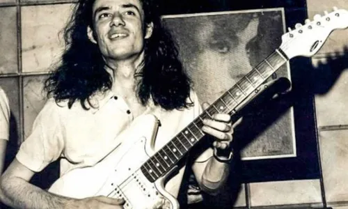
				
					Lanny Gordin, esse gigante da guitarra brasileira, faz 70 anos
				
				