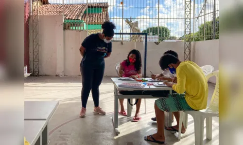 
				
					Indígenas Warao da Venezuela são alfabetizados em português, por meio da metodologia de Paulo Freire, em João Pessoa
				
				