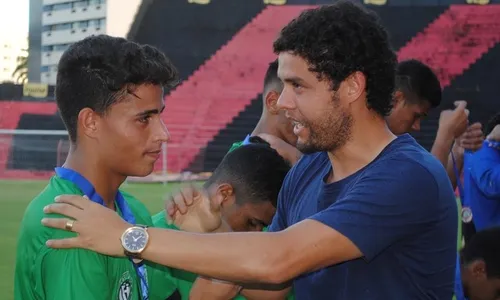 
                                        
                                            Sem clube após saída do Grêmio, Victor Ferraz volta as suas atenções para a família e o VF4
                                        
                                        