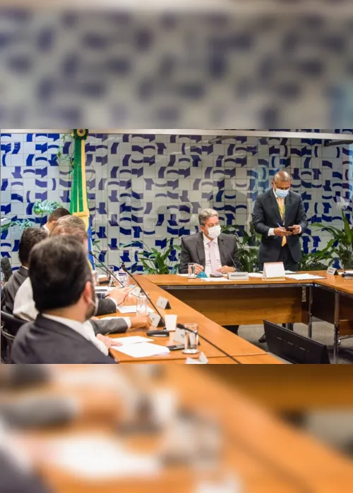 
                                        
                                            Bolsonaro diz que quer, mas Lira não vê espaço para reajuste de servidores em 2022
                                        
                                        