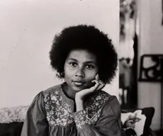 Morre aos 69 anos a escritora bell hooks, um dos principais nomes do feminismo negro no mundo