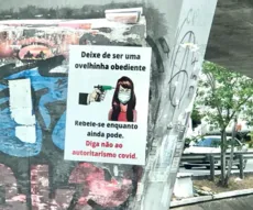 Negacionistas espalham cartazes contra vacina da covid-19 em viaduto de Campina Grande