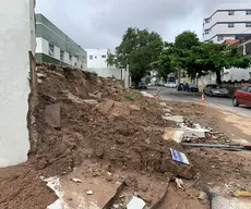 Após um ano e meio da reforma, muro do Hospital das Clínicas desaba em Campina Grande