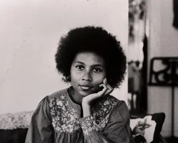 Morre aos 69 anos a escritora bell hooks, um dos principais nomes do feminismo negro no mundo