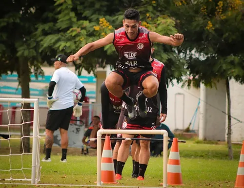 
				
					Christian desembarca no Campinense afirmando estar bem fisicamente e prometendo garra ao torcedor
				
				