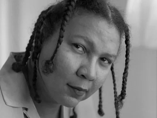 
				
					Morre aos 69 anos a escritora bell hooks, um dos principais nomes do feminismo negro no mundo
				
				