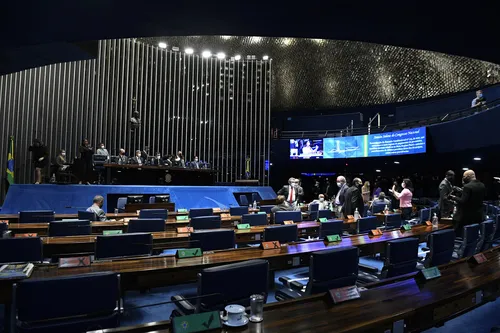 
				
					PEC dos Precatórios é promulgada de forma 'fatiada' pelo Congresso; veja o que muda
				
				