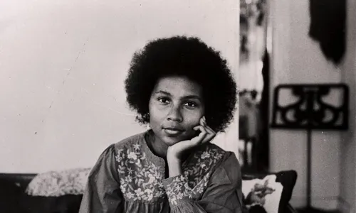 
                                        
                                            Morre aos 69 anos a escritora bell hooks, um dos principais nomes do feminismo negro no mundo
                                        
                                        