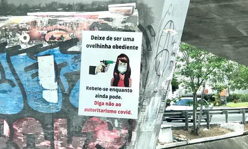 
                                        
                                            Negacionistas espalham cartazes contra vacina da covid-19 em viaduto de Campina Grande
                                        
                                        